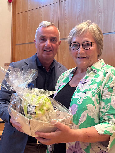 35 Jahre Günzburger Stadträtin: Oberbürgermeister Gerhard Jauernig ehrte Dr. Angelika Fischer im Rahmen einer Stadtratssitzung. Foto: Stadt Günzburg