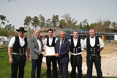 Über den aktuellen Stand der Bauarbeiten am Waldbad in Günzburg informierten Oberbürgermeister Gerhard Jauernig und Stadtwerke-Vorstand Lothar Böck (Zweiter von links). Zuvor gab es den Richtspruch des Holzbau-Unternehmens Taglieber. Foto: Michael Lindner/ Stadt Günzburg