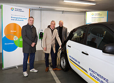 Gerhard Jauernig, Oberbürgermeister Günzburg (Mitte), und Dirk Weimann, Geschäftsführer energie schwaben (links), nahmen jetzt gemeinsam mit Lothar Böck, Vorstand Stadtwerke Günzburg, acht neue Wallboxen in der Tiefgarage offiziell in Betrieb. Foto: Christina Bleier/energie schwaben