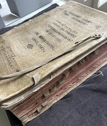 Das Protokollbuch des Günzburger Frauenklosters aus dem Jahr 1659 ist Teil der Führung von Stadtarchivar Dr. Raphael Gerhardt. Foto: Raphael Gerhardt/Heimatmuseum Günzburg