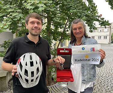 STADTRADEL-Star Lukas Denk übergibt seine Autoschlüssel für drei Wochen an die städtische Radverkehrsbeauftragte Daniela Fischer. Foto: Michael Lindner/Stadt Günzburg