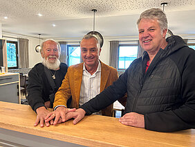 Oberbürgermeister Gerhard Jauernig beglückwünscht Elmar Mannes (links) und Günter Högel (rechts) zur gelungenen Renovierung der Vereinsräume des Schäferhundevereins, Ortsgruppe Günzburg. Foto: Monika Rudolph/ Stadt Günzburg