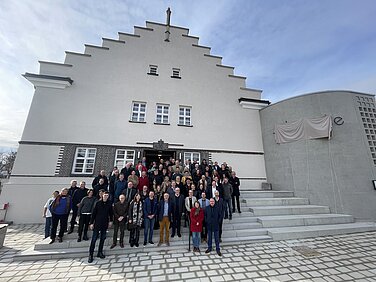 Stolz über die gelungene Sanierung zeigten sich die Beteiligten bei der offiziellen Einweihung der Jahnhalle. Fotos: Michael Lindner/Stadt Günzburg