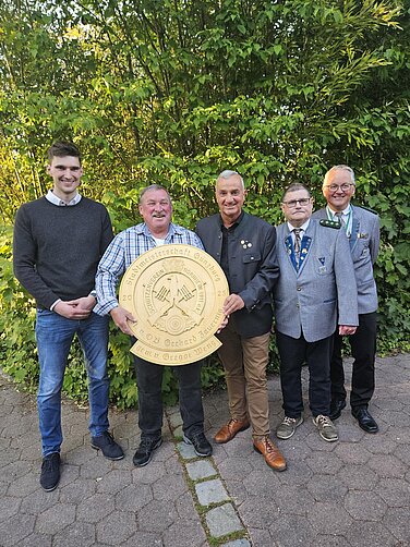 Michael Jahn (Sportreferent), Gregor Weng (Gewinner der Ehrenscheibe), Oberbürgermeister Gerhard Jauernig, Gerhard Böck (Schützenmeister Nornheim) und Dietmar Wieser (Sportwart Nornheim) bei der Siegerehrung (von links). Foto: Anna Hofmann