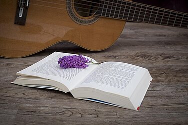 Eine Verschmelzung von Sprache und Musik erleben die Zuhörer bei „Junge Talente auf der Bühne – Musik trifft Poesie“ am 30. Oktober 2025. Foto: Bruno/Pixabay