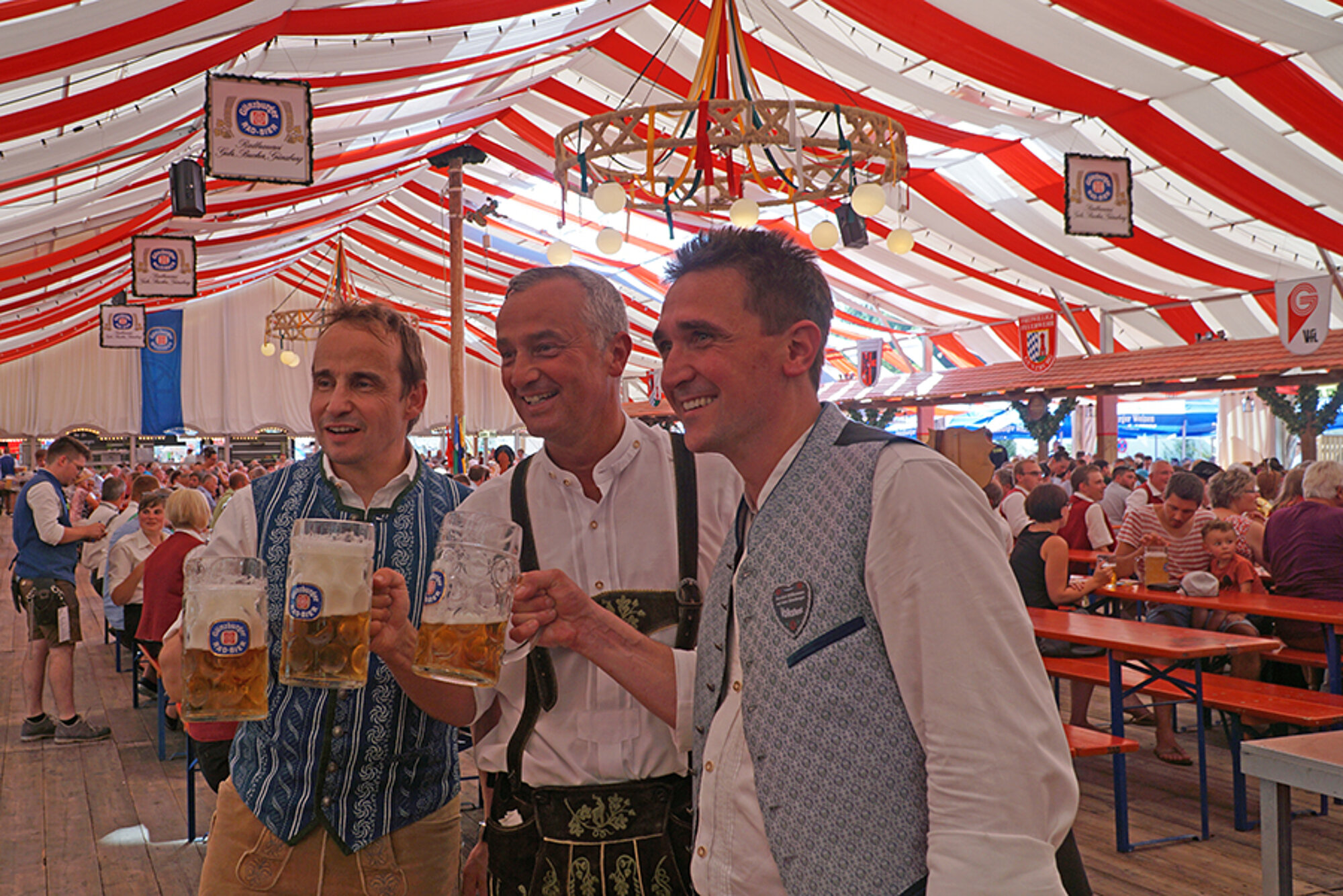Mit dem Bieranstich durch Michael Hahn, OB Gerhard Jauernig und Georg Bucher (v. l.) im Festzelt wird das bunte Festtreiben offiziell eröffnet. Foto: Julia Ehrlich/Stadt Günzburg
