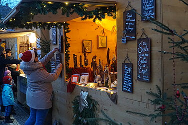 Vom 30. November bis zum 3. Dezember verwandelt sich der Dossenbergerhof in ein festlich geschmücktes Weihnachtsdorf und bietet neben kulinarischen Leckerbissen auch ein vielfältiges Geschenke-Sortiment.