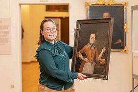 Julya Berzen stellt im Heimatmuseum Frauenporträts aus drei Jahrhunderten vor. Foto: Philipp Röger für die Stadt Günzburg