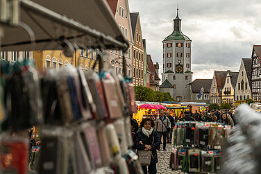 Geöffnete Ladengeschäfte und Marktstände laden am 23. November in die Günzburger Altstadt zum Kathreinmarkt ein. Foto: Philipp Röger für die Stadt Günzburg