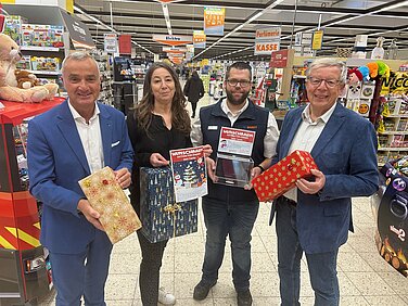Sie alle hoffen auf eine rege Beteiligung an der Wunschbaumaktion (von links): Oberbürgermeister Gerhard Jauernig, Petra Faber (Koordinatorin der Tafel), Marco Hatzelmann (stellvertretender Marktleiter V-Markt Günzburg) und der Vorsitzende des Caritasverbandes Günzburg/Neu-Ulm Hans Klement. Foto: Monika Rudolph/Stadt Günzburg