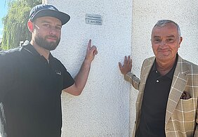 Oberbürgermeister Gerhard Jauernig dankt Schreinermeister Axel Leix (links) persönlich für sein außergewöhnliches Engagement während und nach dem Hochwasser 2024. Foto: Monika Rudolph/Stadt Günzburg