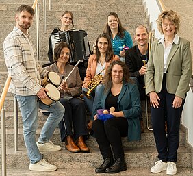 Musikschulleiterin Anja Baldauf (rechts) begrüßt die neuen Lehrkräfte der Städtischen Musikschule Günzburg. Foto: Philipp Röger für die Stadt Günzburg
