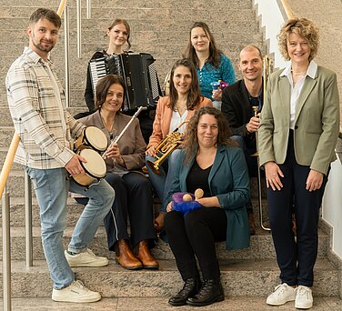Musikschulleiterin Anja Baldauf (rechts) begrüßt die neuen Lehrkräfte der Städtischen Musikschule Günzburg. Foto: Philipp Röger für die Stadt Günzburg