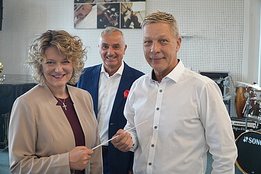 Anja Baldauf übernimmt den Taktstock von Jürgen Gleixner und leitet ab Oktober die Musikschule der Stadt Günzburg. Oberbürgermeister Gerhard Jauernig beglückwünscht die beiden zu ihren neuen Aufgaben. Foto: Michael Lindner/ Stadt Günzburg