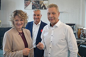 Anja Baldauf übernimmt den Taktstock von Jürgen Gleixner und leitet ab Oktober die Musikschule der Stadt Günzburg. Oberbürgermeister Gerhard Jauernig beglückwünscht die beiden zu ihren neuen Aufgaben. Foto: Michael Lindner/ Stadt Günzburg