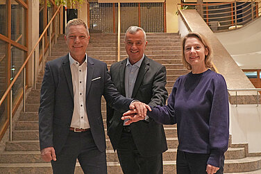 kulturamtsleitung_personeller_wechsel Glücklich ist Günzburgs Oberbürgermeister Gerhard Jauernig (Mitte), dass das Kulturamt auch künftig in guten Händen ist. Voraussichtlich ab 2026 wird Jürgen Gleixner die Leitung des Kulturamts in Vollzeit von der bisherigen Leiterin Karin Scheuermann übernehmen. Foto: Michael Lindner/ Stadt Günzburg