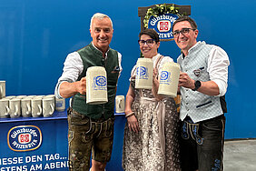 Bei der traditionellen Festbierprobe stoßen mit dem extra gebrauten naturtrüben Festbier auf ein glückliches und friedliches Volksfest 2024 an: Oberbürgermeister Gerhard Jauernig, Sonja Henninger von der Festwirtsfamilie Hahn und Georg Bucher als Geschäftsführer der Radbrauerei Günzburg (von links). Fotos: Julia Ehrlich/Stadt Günzburg