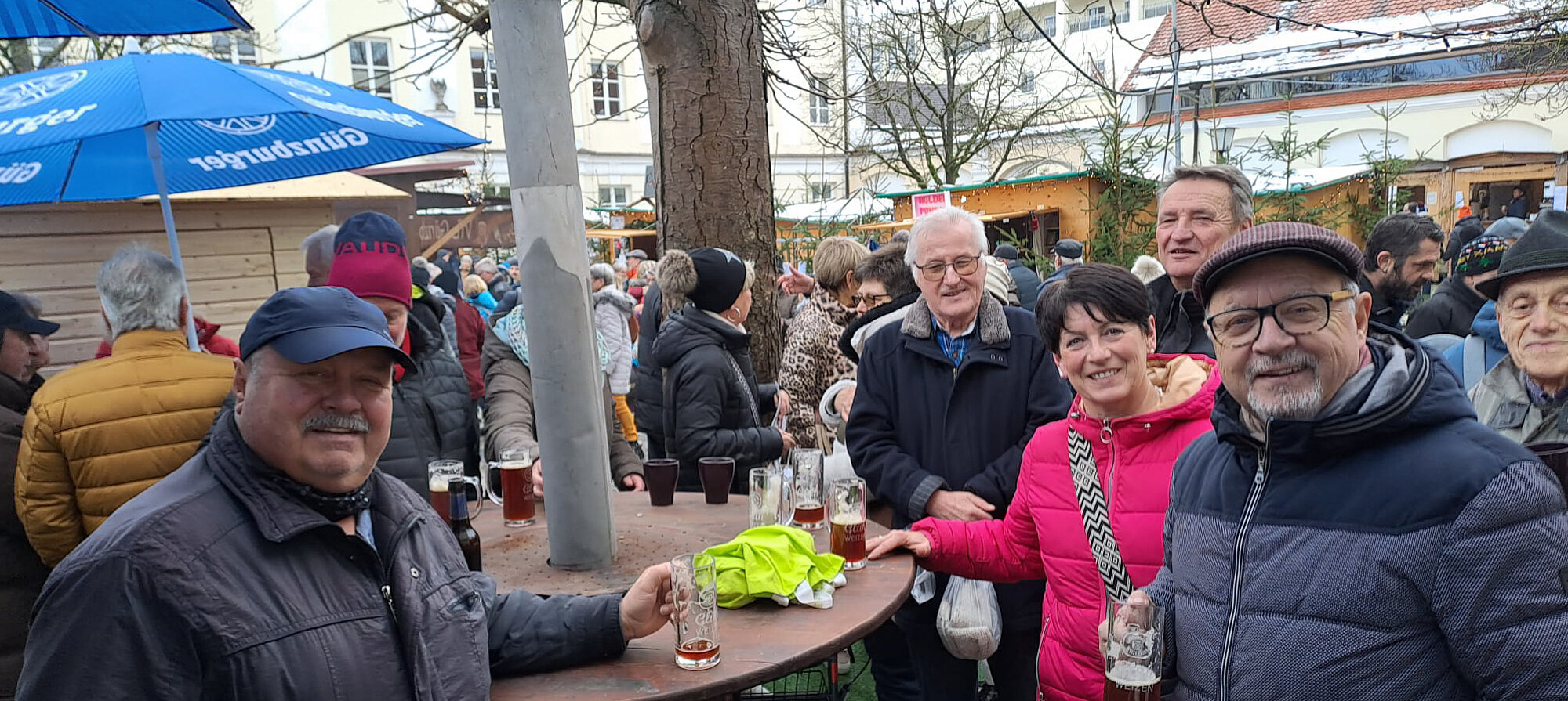 Mitglieder des Seniorenbeirats bei der Altstadtweihnacht. Foto: Gerhard Skrebbas