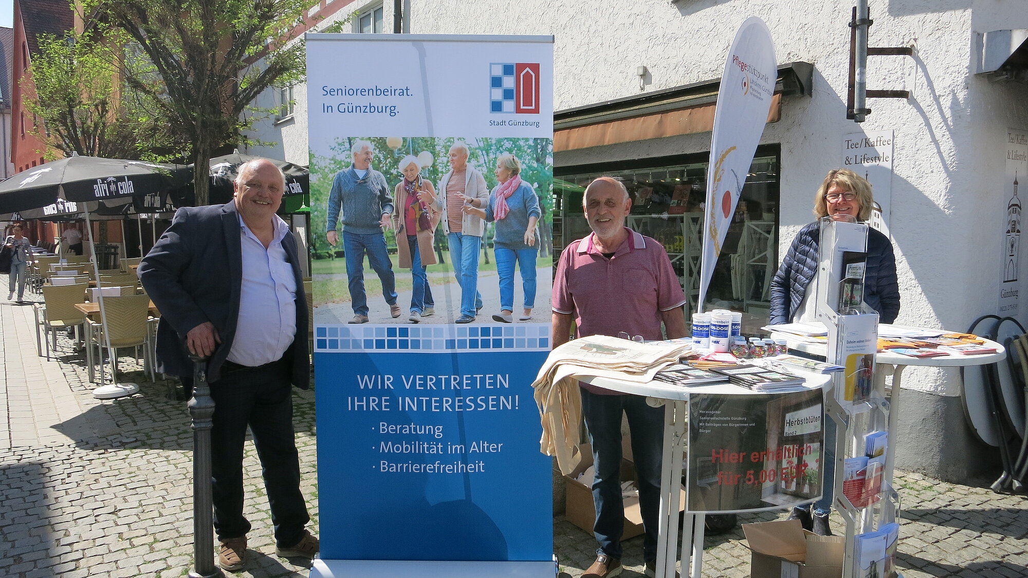 Auch in diesem Jahr beteiligt sich der Seniorenbeirat anlässlich des Wochenmarktes an einem gemeinsamen Infostand mit der Seniorenfachstelle des Landratsamtes auf dem Wätteplatz. Foto: Fischer/Landratsamt