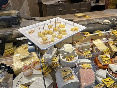 Gemeinsam mit dem Günzburger Wochenmarkt findet am 4. November ein Verkostungsmarkt statt, bei dem Produkte der Marktstände und örtlichen Geschäfte probiert werden können. Foto: Julia Ehrlich/ Stadt Günzburg