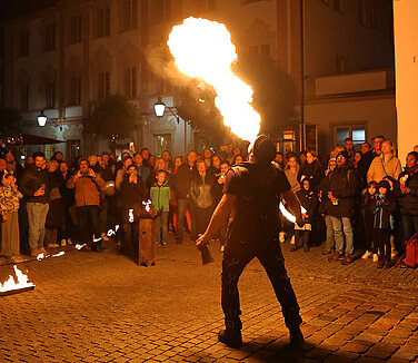 Parallel zur Kulturnacht fand die Sternenacht statt, die jährlich von der Cityinitiative organisiert wird und zu einem abendlichen Bummel durch die Stadt mit offenen Geschäften und vielen Aktionen auf dem Marktplatz einlud. Foto: Michael Müller