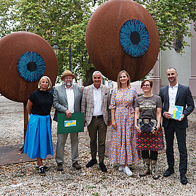 Gruppenfoto der Preisträger mit  Oberbürgermeister Gerhard Jauernig, Andreas Steinbacher (Sparkasse Schwaben-Bodensee) und Karen Steifensand (Kunstverein OFF-ART), Foto: Johanna Hofgärtner