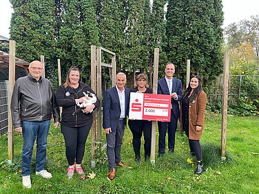 Ehrenvorsitzender Gerhard Jäger, stellvertretende Vorsitzende und Tierheimleitung Bianca Theil mit Tierheimkater Jerome, Oberbürgermeister Gerhard Jauernig, Vorsitzende Birgit Attinger, Daniel Gastl (Vorstandsvorsitzender Sparkasse Schwaben-Bodensee) und Social-Media-Beauftragte Hannah Lottermann-Young. Foto: Michael Lindner/Stadt Günzburg