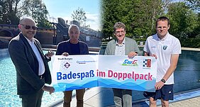 Stadtwerke-Günzburg-Vorstand Lothar Böck, Günzburgs Oberbürgermeister Gerhard Jauernig, Burgaus Bürgermeister Martin Brenner und Burgaus Freibadchef Sebastian Wagner präsentieren stolz das Kombiticket für die beiden Freibäder im nördlichen Landkreis. Foto: Michael Lindner/Stadt Günzburg