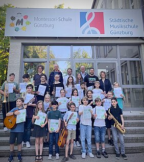 Stolz waren sowohl die Schüler sowie ihre Lehrkräfte nach den erfolgreichen Junior-, D1- und D2-Prüfungen im Rahmen der Freiwilligen Leistungsprüfung des Verbands deutscher Musikschulen. Foto: Städtische Musikschule Günzburg