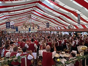 Im Festzelt der Familie Hahn treten zahlreiche Musikkapellen Bayern auf. Foto: Michael Lindner/Stadt Günzburg
