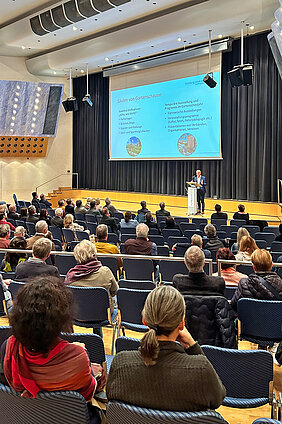 Oberbürgermeister Jauernig stellt die langfristigen Potenziale der Landesgartenschau vor. Foto: Julia Ehrlich/ Stadt Günzburg