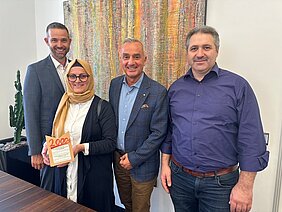 Tolle Nachbarschaftshilfe: Bürgermeister Marcus Bremer von der Stadt Niederstotzingen übergibt mit den Initiatoren der Spendenaktion Emine Basaran und Nizamettin Kafkasali für die Hochwasseropfer in Günzburg 2000 Euro an Oberbürgermeister Gerhard Jauernig für die Armenstiftung. Verena Potell/ Stadt Günzburg