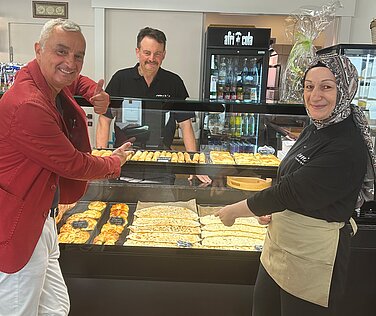 Türkische Köstlichkeiten soweit das Auge reicht bieten Yüksel (Mitte) und Ferrayi Emir (rechts) in ihrem gleichnamigen Ladenlokal. OB Gerhard Jauernig begrüßte den Familienbetrieb in der Altstadt. Foto: Monika Rudolph/Stadt Günzburg