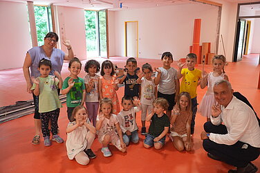Die Stadt Günzburg mit OB Gerhard Jauernig und die stellvertretende Leiterin des Kinderhauses Hagenweide, Martina Porkert, laden zum Tag der offenen Tür im Kinderhaus ein. Foto: Michael Lindner/Stadt Günzburg