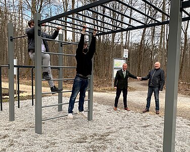 Oberbürgermeister Gerhard Jauernig (2. von rechts) bedankt sich bei Dr. Gehard Jäger (rechts) für die großzügige Spende mithilfe derer eine Calisthenics-Anlage für den Trimm-Dich-Pfad Auwald beschafft wurde.