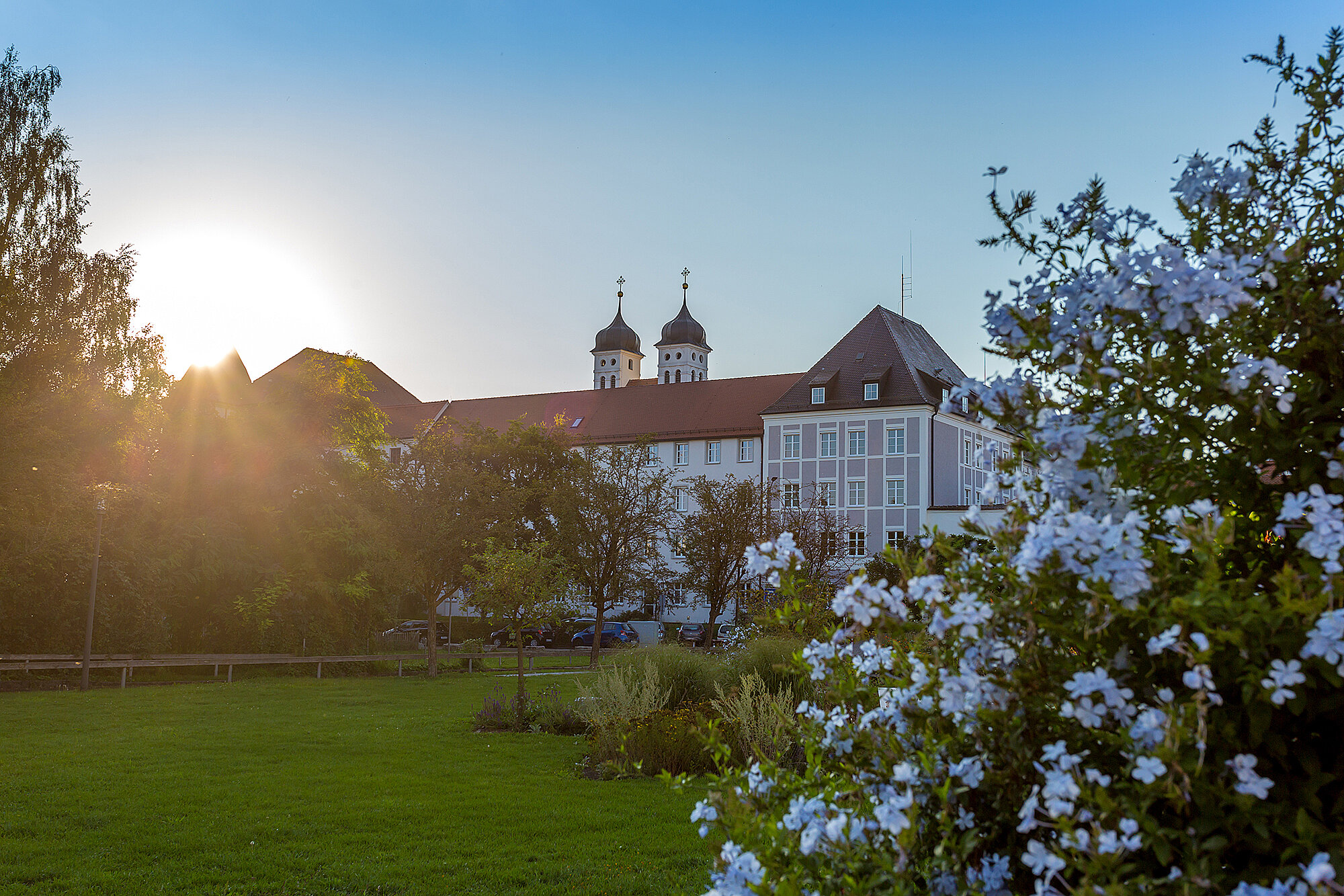 Rathaus vom Hofgarten aus. Foto: Philipp Röger für die Stadt Günzburg