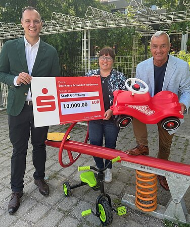 Für Martina Porkert, stellvertretende Leiterin des Kinderhauses, und OB Gerhard Jauernig ist die Spende von Sparkassen-Chef Daniel Gastl eine große hilfe. Foto: Monika Rudolph/Stadt Günzburg