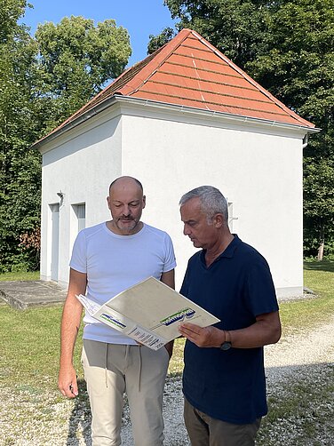Günzburg investiert kontinuierlich in eine sichere und qualitativ hochwertige Wasserversorgung. So werden nun zwei der von außen unscheinbaren Flachbrunnen durch leistungsfähigere Anlagen ersetzt. Foto: Michael Lindner/Stadt Günzburg