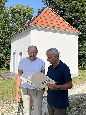 Günzburg investiert kontinuierlich in eine sichere und qualitativ hochwertige Wasserversorgung. So werden nun zwei der von außen unscheinbaren Flachbrunnen durch leistungsfähigere Anlagen ersetzt. Foto: Michael Lindner/Stadt Günzburg