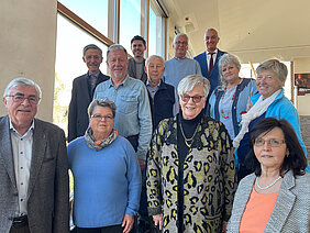 Die Mitglieder des neuen Seniorenbeirats zusammen mit Oberbürgermeister Gerhard Jauernig (hinten rechts) und Ordnungsamtsleiter Georg Weishaupt-Werth (hinten links). Auf dem Foto fehlt Gerhard Kleebaur. Foto: Michael Lindner/Stadt Günzburg