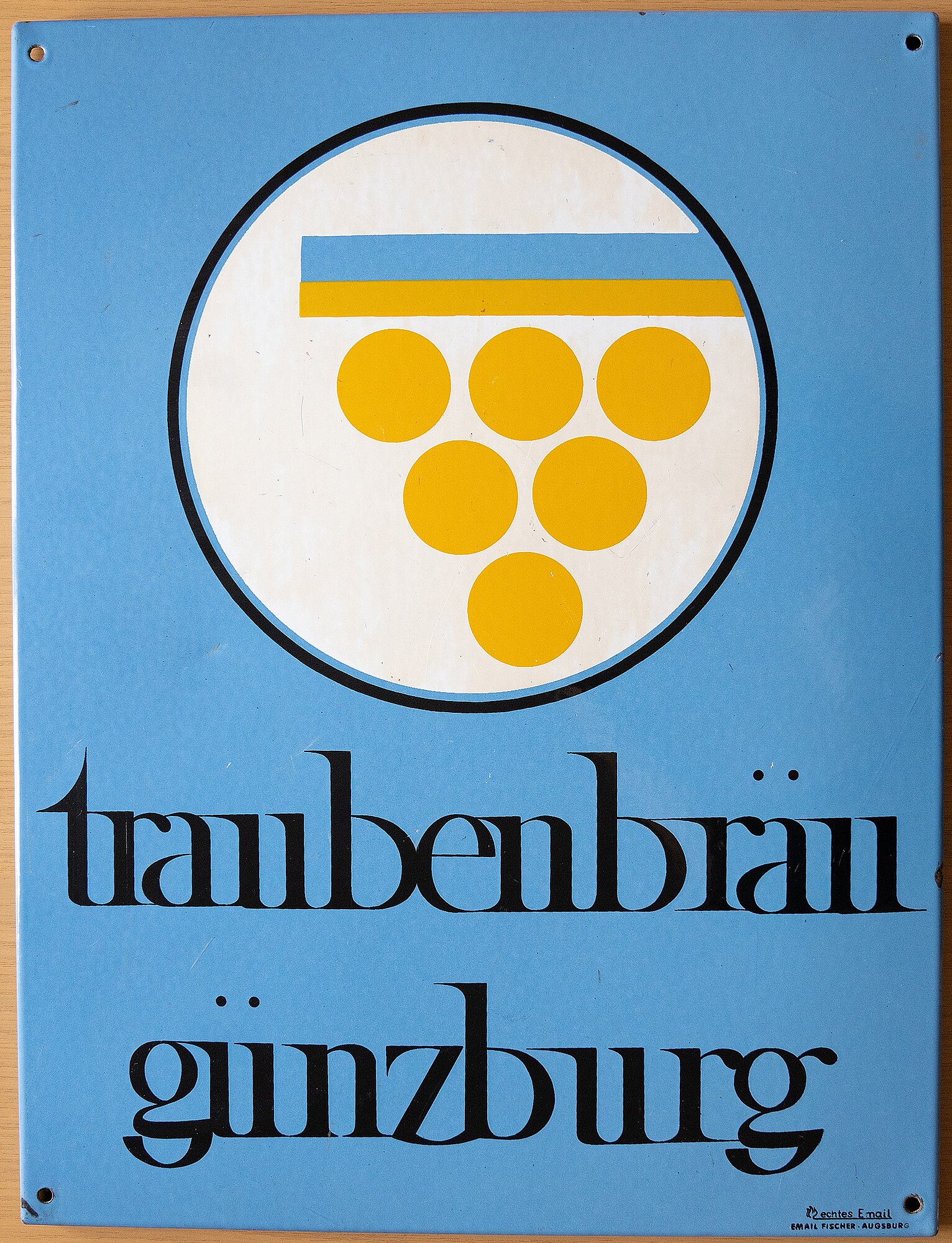 Werbeschild der Traubenbrauerei Günzburg um 1970. Foto: Philipp Röger für die Stadt Günzburg.