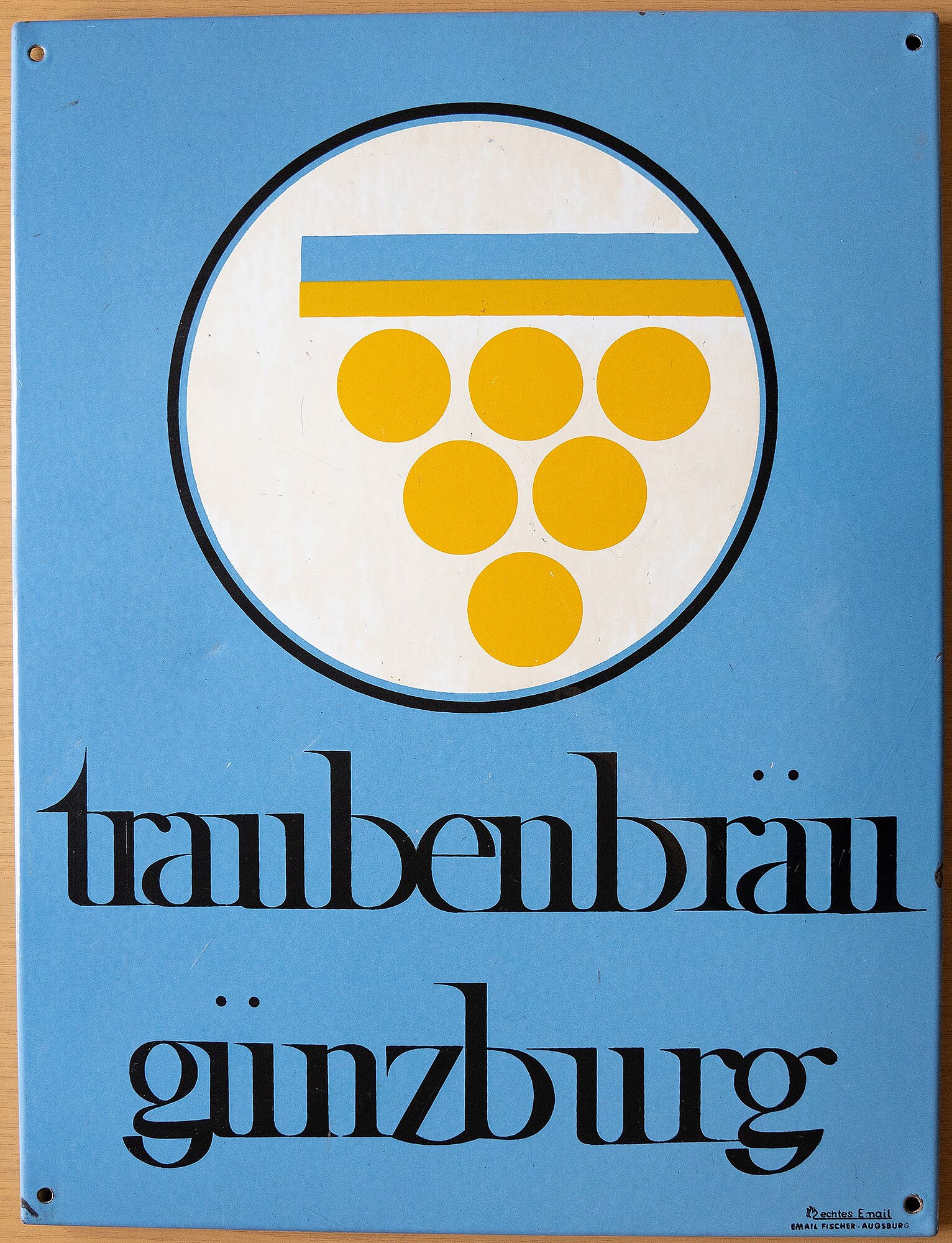Werbeschild der Traubenbrauerei Günzburg um 1970. Foto: Philipp Röger für die Stadt Günzburg.