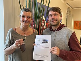 STADTRADELN-Star Lukas Denk bekommt nach drei Wochen autofreier Zeit seine Autoschlüssel von der Radverkehrsbeauftragten Daniela Fischer zurück. Foto: Michael Lindner/Stadt Günzburg