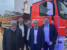 Auf dem Lannion Platz präsentierten sich mehrere Hilfsorganisationen: (von links) Ferdinand Munk (Geschäftsführer Munk Group), Stefan Wiedemann (Geschäftsführer Bendl), Stefan Fross (Vorstand VR-Bank Donau-Mindel), Oberbürgermeister Gerhard Jauernig und Landrat Hans Reichhart statten den Helfern einen Besuch ab. Foto: Michael Lindner/Stadt Günzburg
