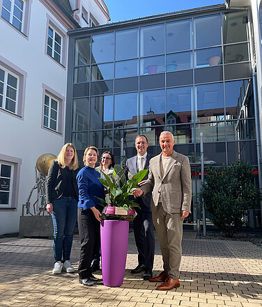 Oberbürgermeister Gerhard Jauernig und Sparkassen-Vorstandsvorsitzender Daniel Gastl hießen die Mitarbeiterinnen der Landesgartenschau am neuen Standort willkommen.