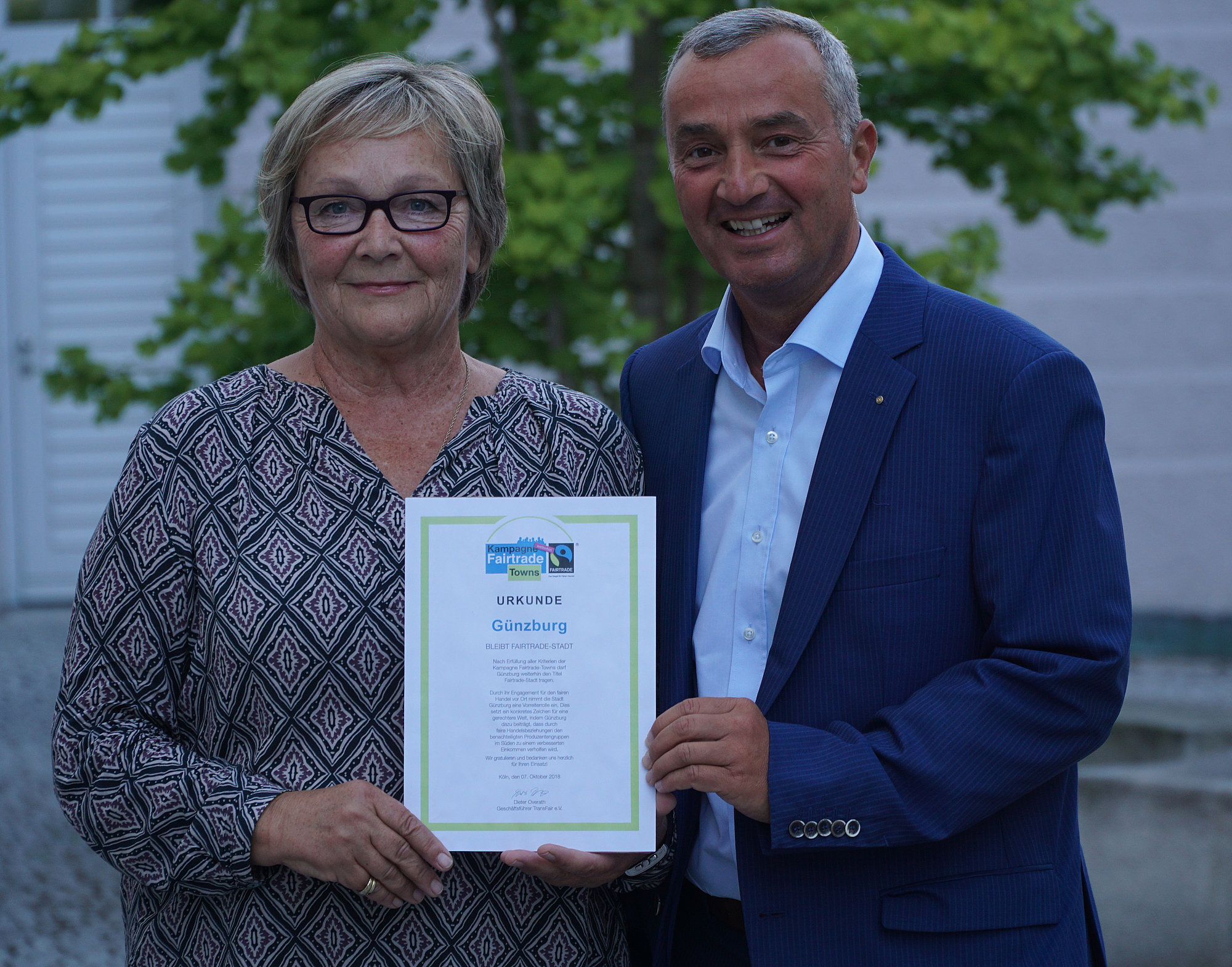 Oberbürgermeister Gerhard Jauernig und Dr. Angelika Fischer, Leiterin der Lenkungsgruppe Fairtrade in der Stadt, freuen sich über die erneute Zertifizierung als „Fairtrade-Stadt“. Foto: Julia Ehrlich/ Stadt Günzburg