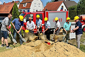 Bei strahlendem Sonnenschein konnte der Spatenstich des Erweiterungs- und Neubaus der Feuerwache Deffingen stattfinden. Foto: Walter Müller/ Stadt Günzburg