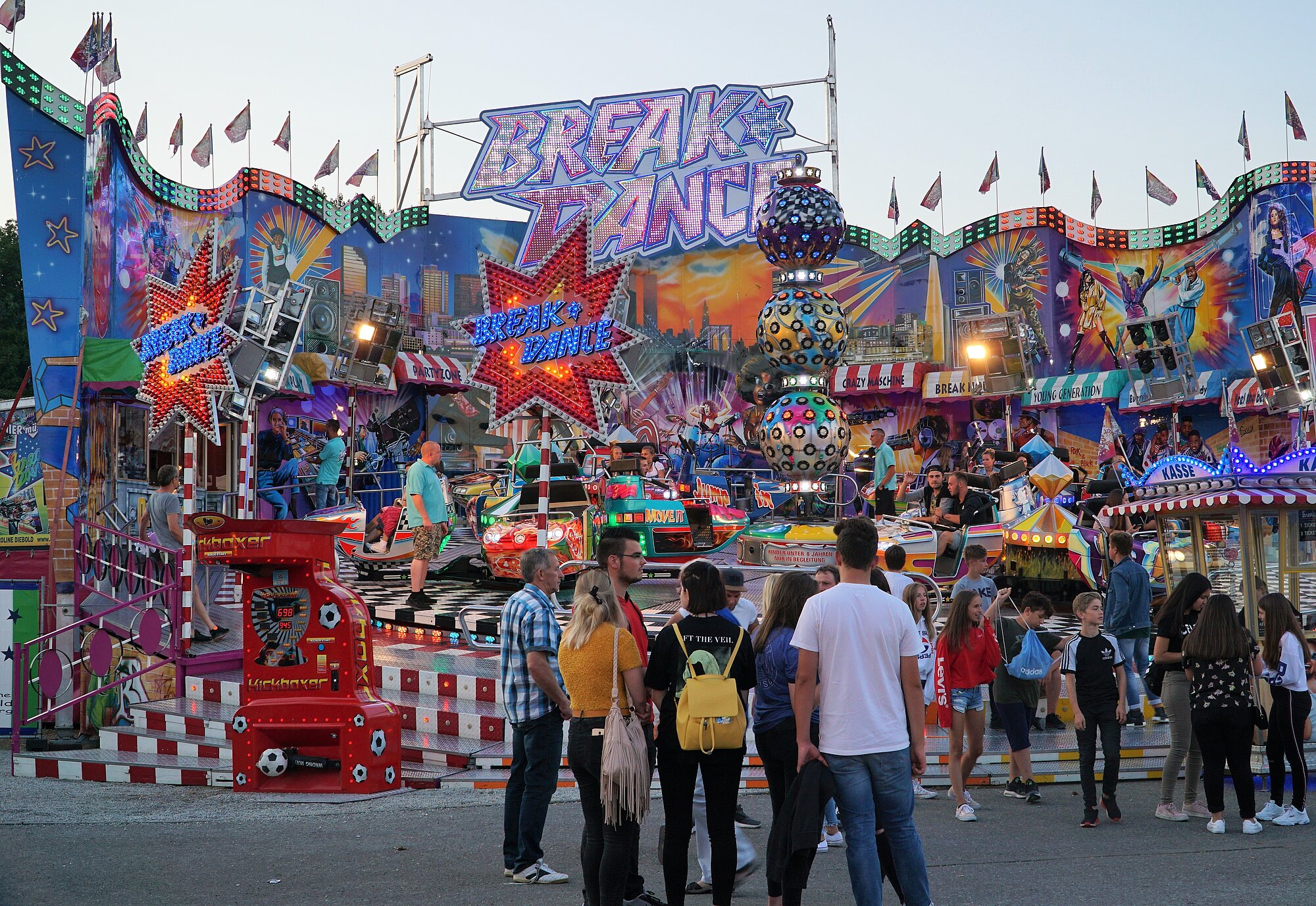 Auf dem Volksfestplatz können sich die Gäste zwischen attraktiven Fahrgeschäften und Vergnügungsständen prächtig amüsieren. Foto: Julia Ehrlich/Stadt Günzburg
