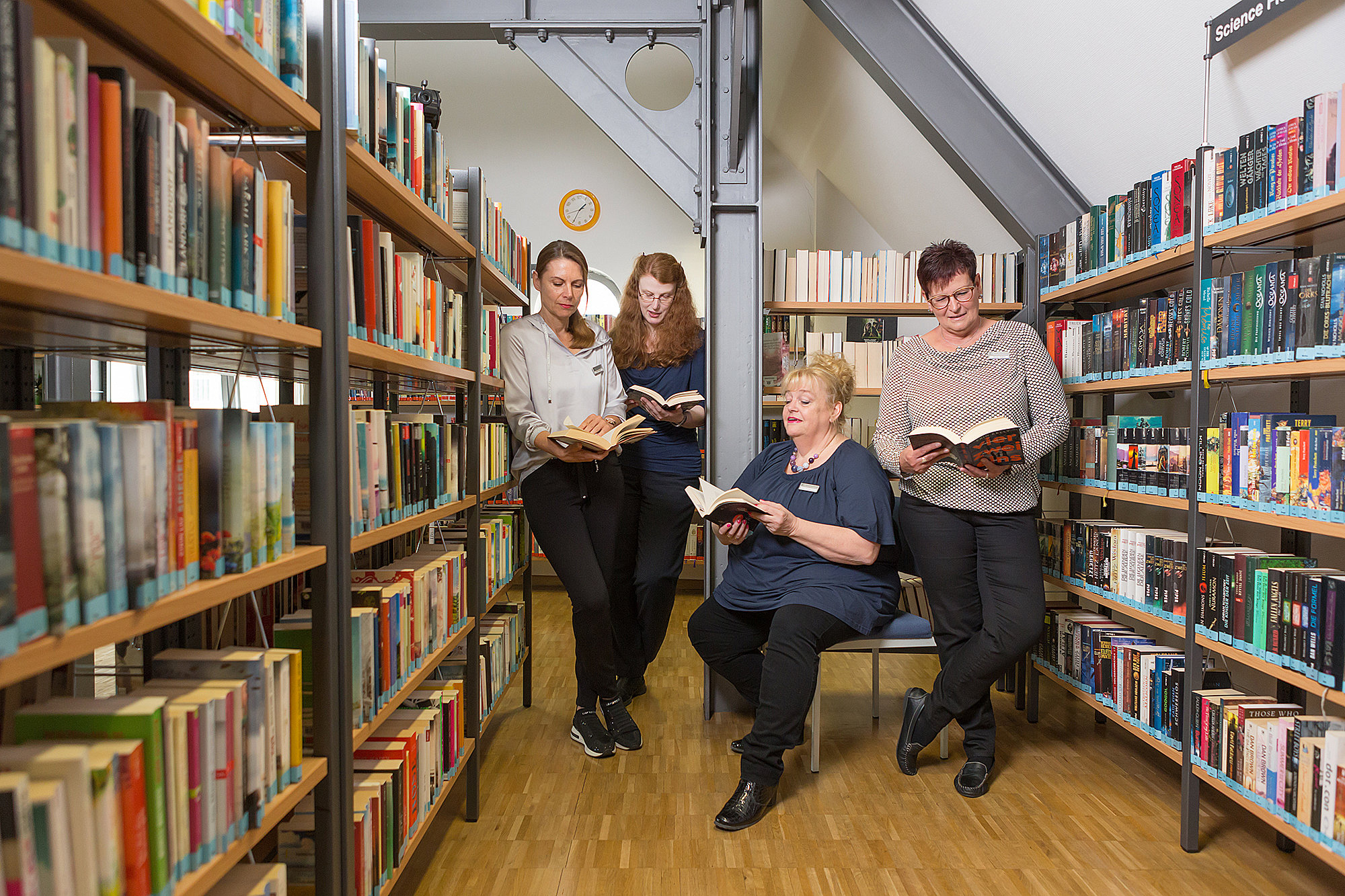 Die Stadtbücherei Günzburg bietet über drei Ebenen verteilt rund 22.000 Medien an. Foto: Philipp Röger für die Stadt Günzburg