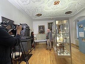 Im Heimatmuseum der Stadt Günzburg sprach Dr. Lutz Ilisch über die Geschichte des Maria-Theresien-Talers. Foto: Michael Lindner/ Stadt Günzburg